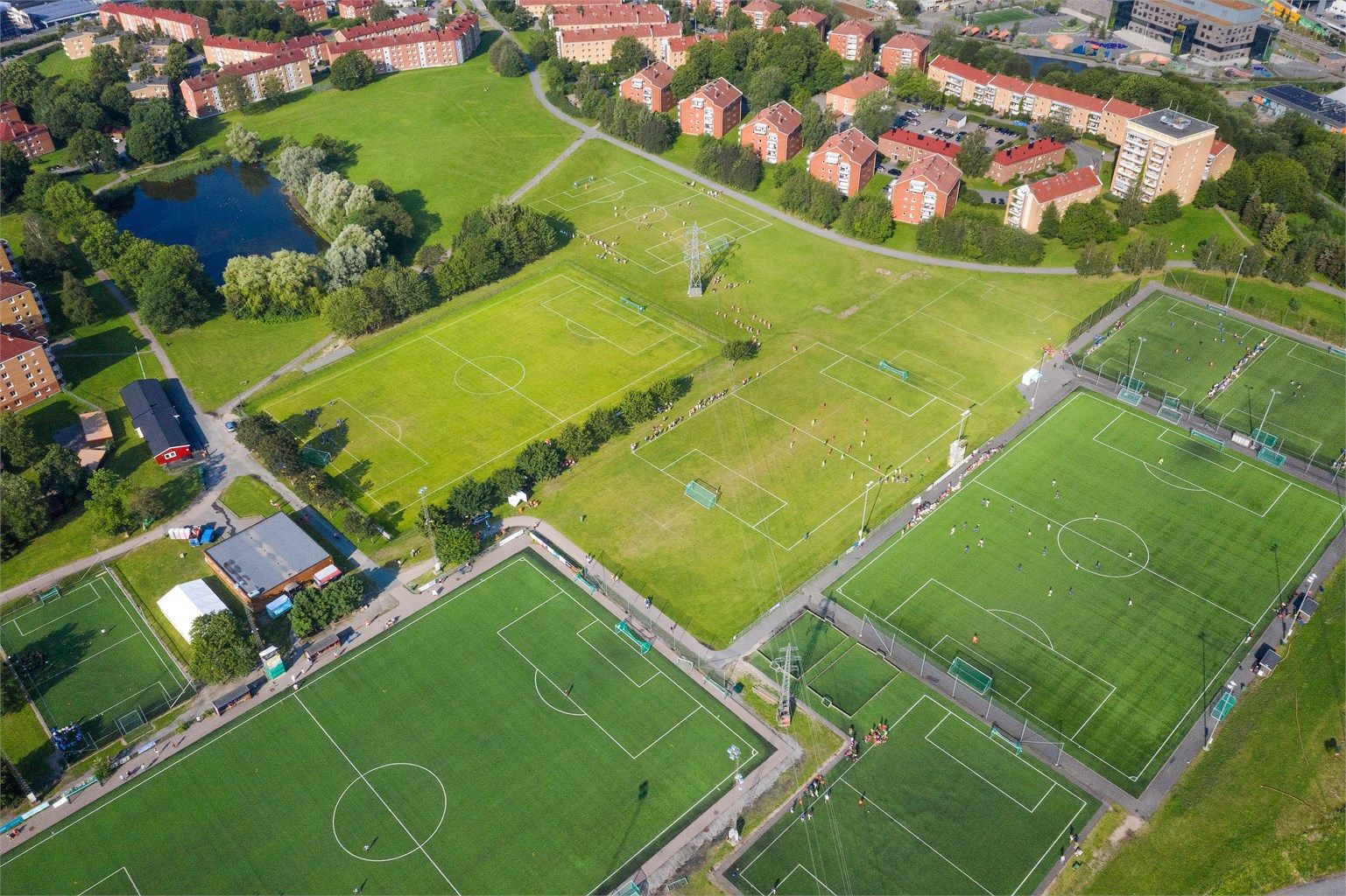 Nærområdet byr på et rikt utvalg av idrettsanlegg, inkludert Valle Hovin og Valhall.