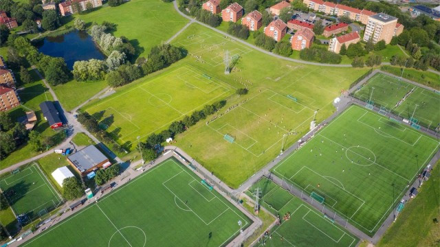 Nærområdet byr på et rikt utvalg av idrettsanlegg, inkludert Valle Hovin og Valhall.