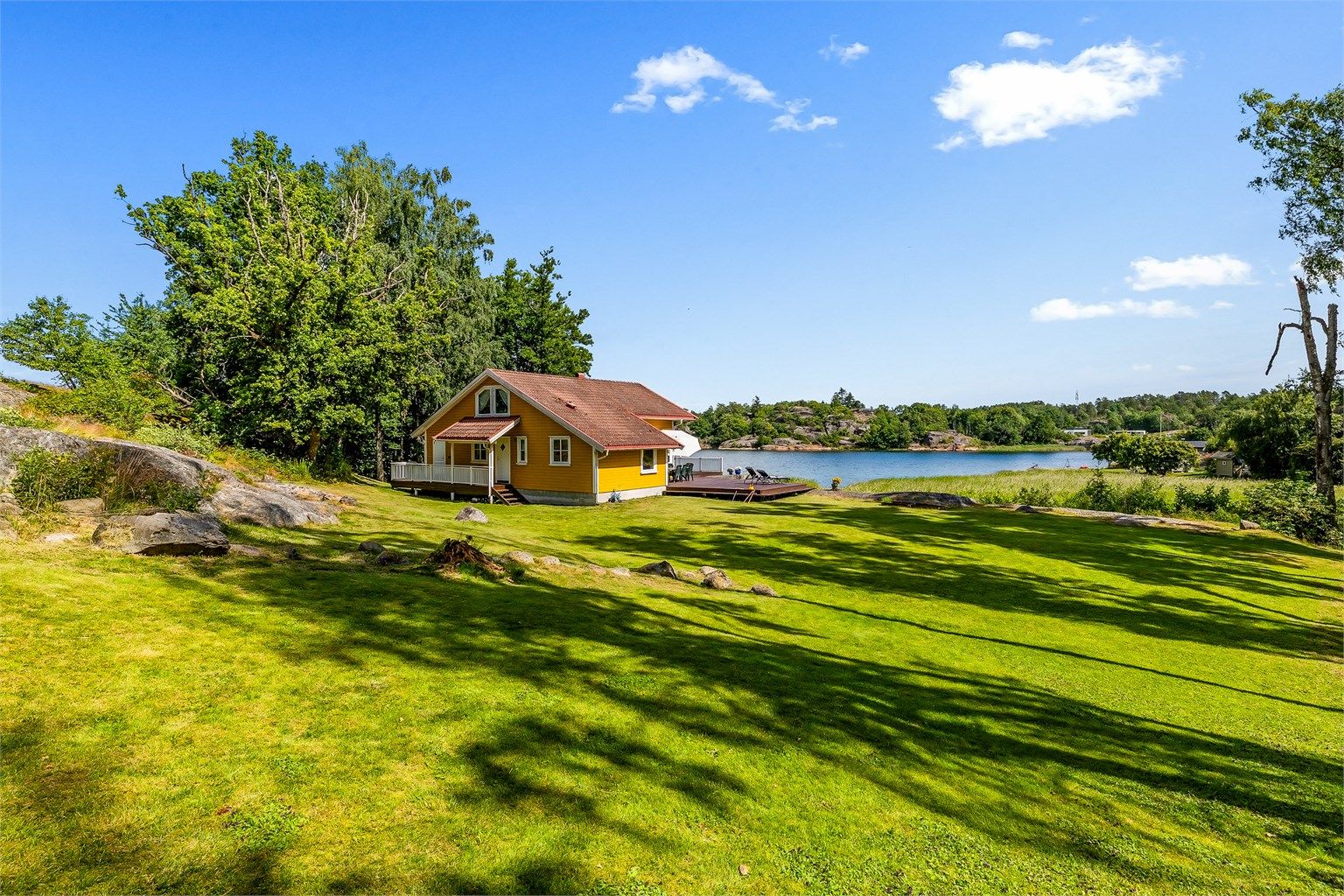 Dette er et sommerparadis med myk grønn plen, varme svaberg og intim strand. Nyt sommeren med bading, bølgeskvulp og krabbefiske. 