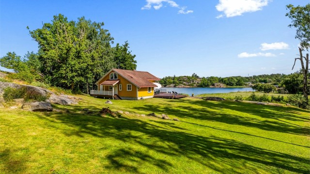 Dette er et sommerparadis med myk grønn plen, varme svaberg og intim strand. Nyt sommeren med bading, bølgeskvulp og krabbefiske.