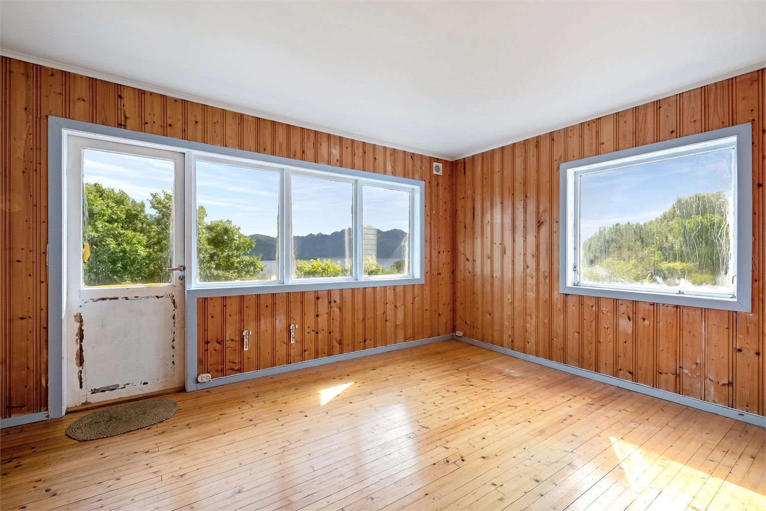 Stue med utgang til veranda med trapp til hage