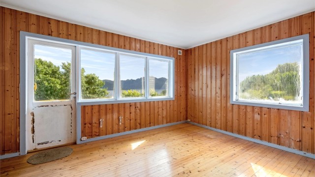 Stue med utgang til veranda med trapp til hage