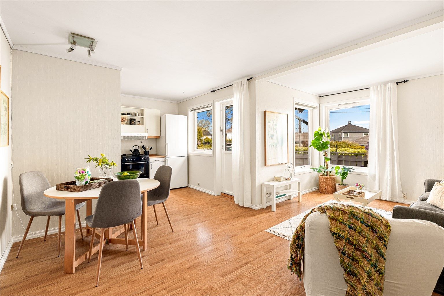 Her er det god plass til både spisebord og sofagruppe.