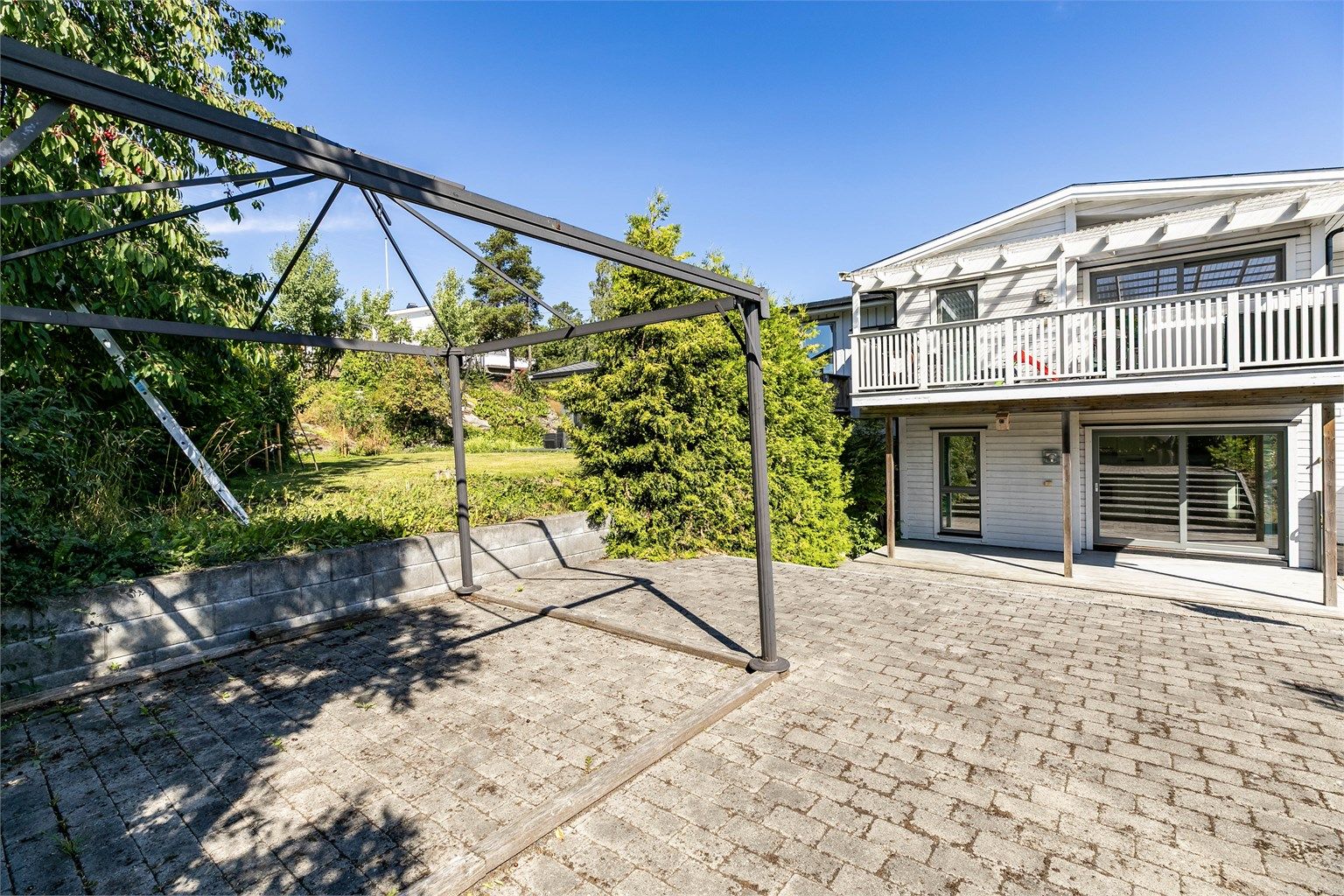 Solforholdene er meget gode, både på egen terrasse og på den store uteplassen ovenfor.