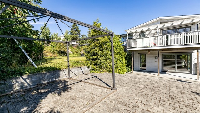 Solforholdene er meget gode, både på egen terrasse og på den store uteplassen ovenfor.