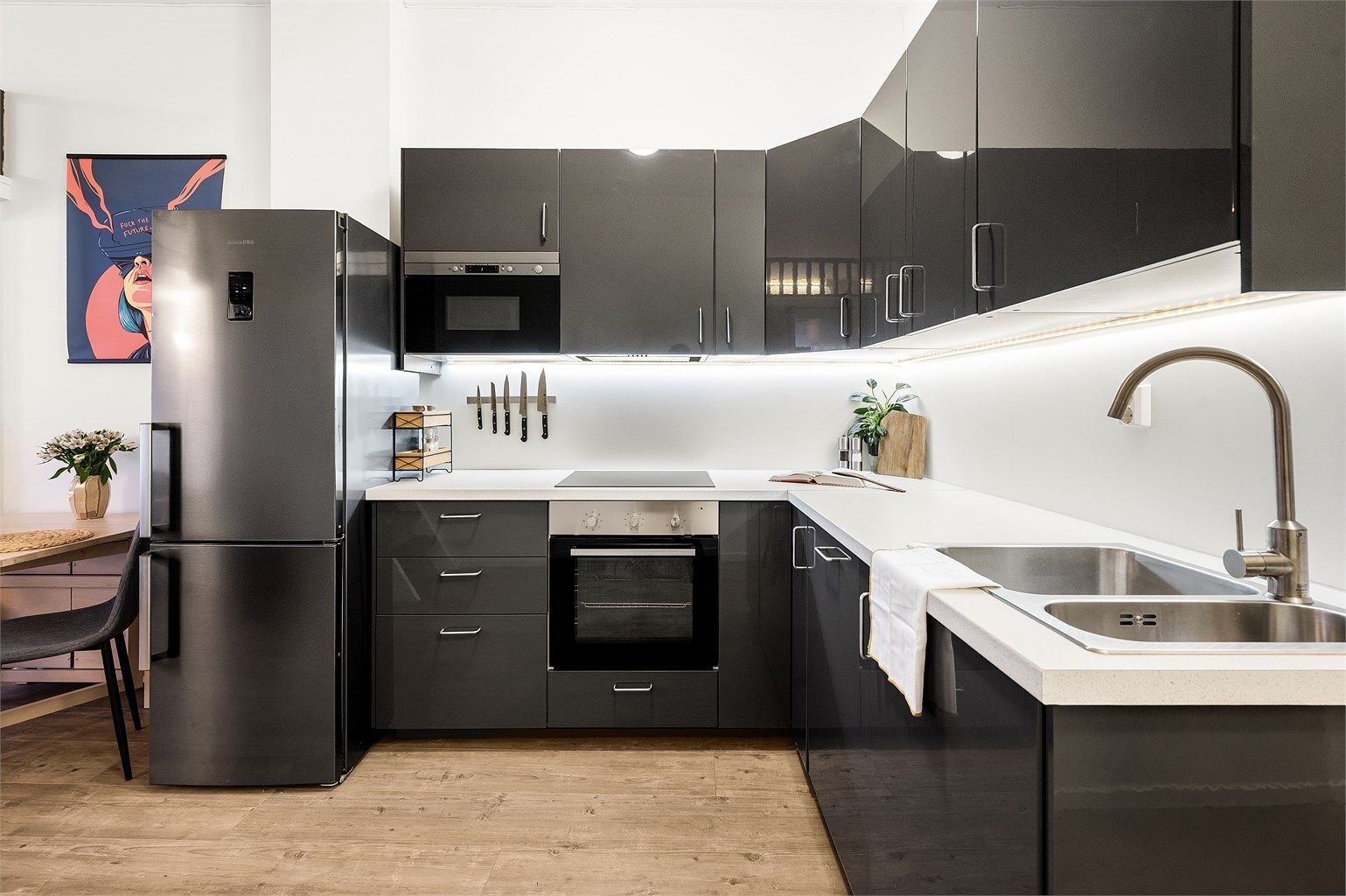 Kjøkkenet har en generøs takhøyde og en åpen kjøkkenløsning fra 2016 med innredning fra Ikea.