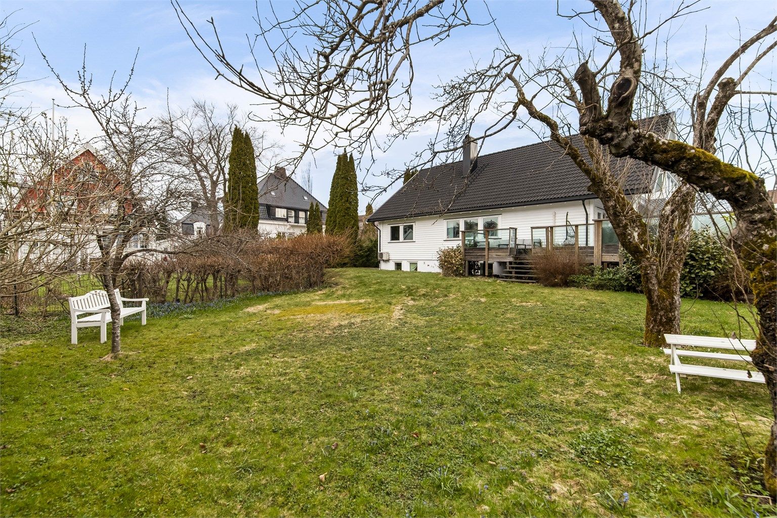 Hagen er opparbeidet med plenarealer og frukttrær, og gir gode lekemuligheter.