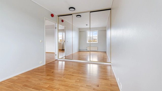 Hovedsoverom med skyvedørsgarderobe med speilfronter som gir en god romfølelse