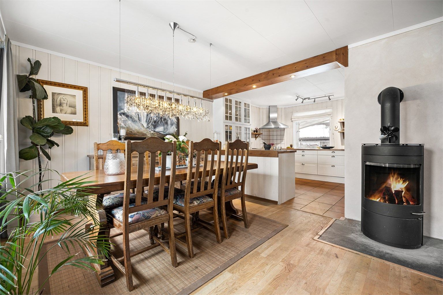 Den åpne løsningen binder spisestuen og kjøkkenet sammen til et sosialt allrom.