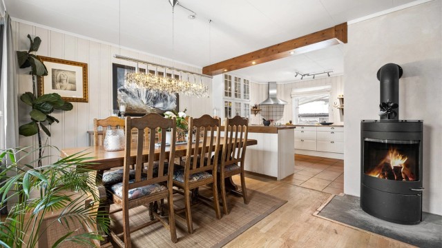 Den åpne løsningen binder spisestuen og kjøkkenet sammen til et sosialt allrom.