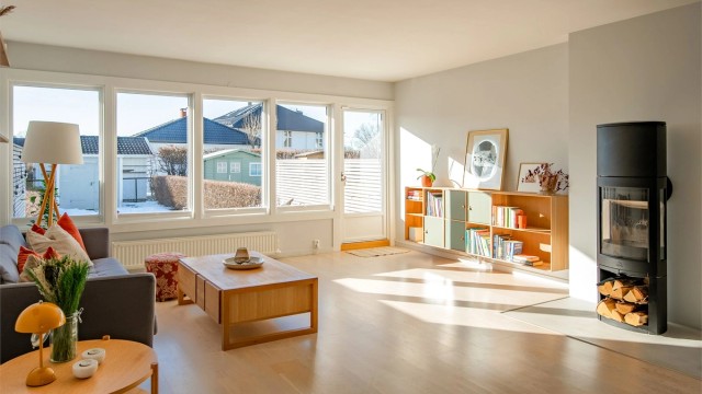 Fra stuen er det direkte utgang til den vestvendte markterrassen på ca. 21 m².
