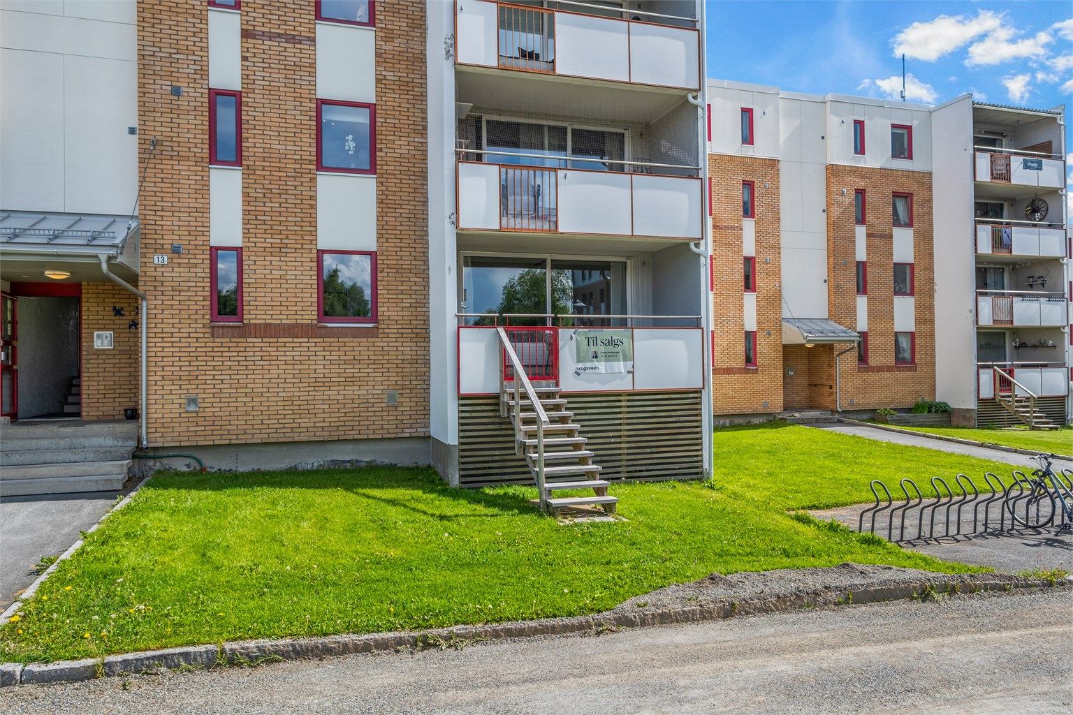 Leiligheten ligger i en høy 1. etasje i et etablert borettslag på Heimdal. Fra balkongen har man praktisk adkomst til grønne fellesarealer rundt bygget.