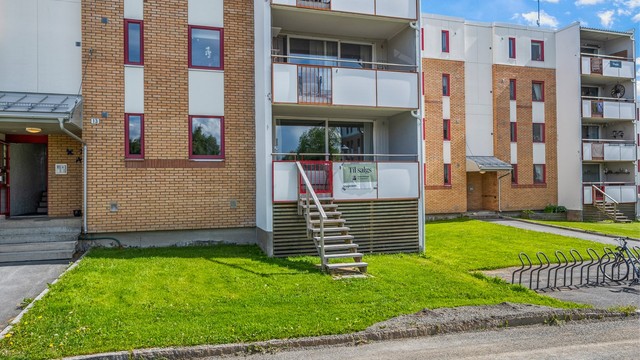 Leiligheten ligger i en høy 1. etasje i et etablert borettslag på Heimdal. Fra balkongen har man praktisk adkomst til grønne fellesarealer rundt bygget.