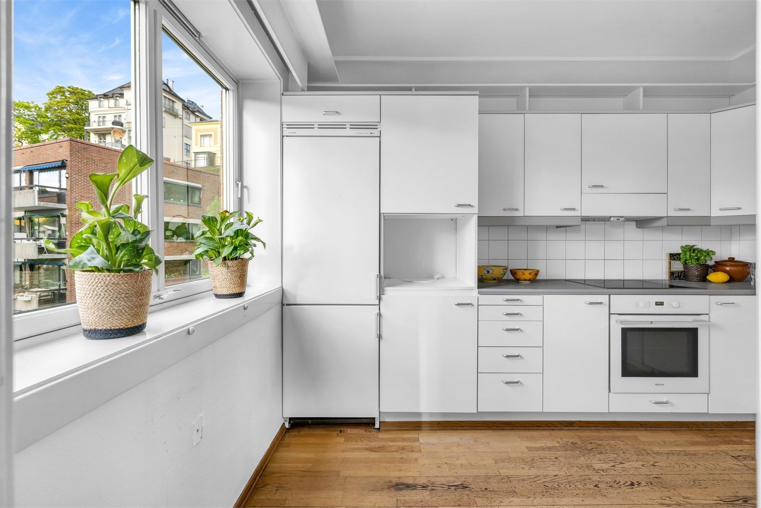 Innredningen er fra ukjent årstall og består av glatte fronter, benkeplate av laminat og nedfelt kjøkkenvask. Integrert stekeovn og platetopp samt frittstående kjøleskap med fryserdel og frittstående oppvaskmaksin.