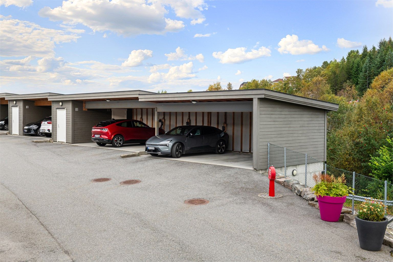 I felles carportanlegg disponerer leiligheten én fast parkeringsplass med tilhørende elbillader.