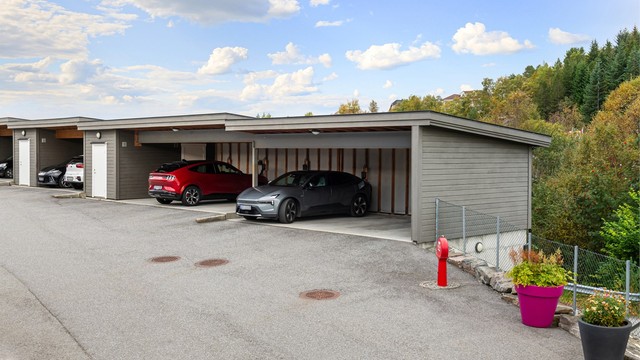 I felles carportanlegg disponerer leiligheten én fast parkeringsplass med tilhørende elbillader.