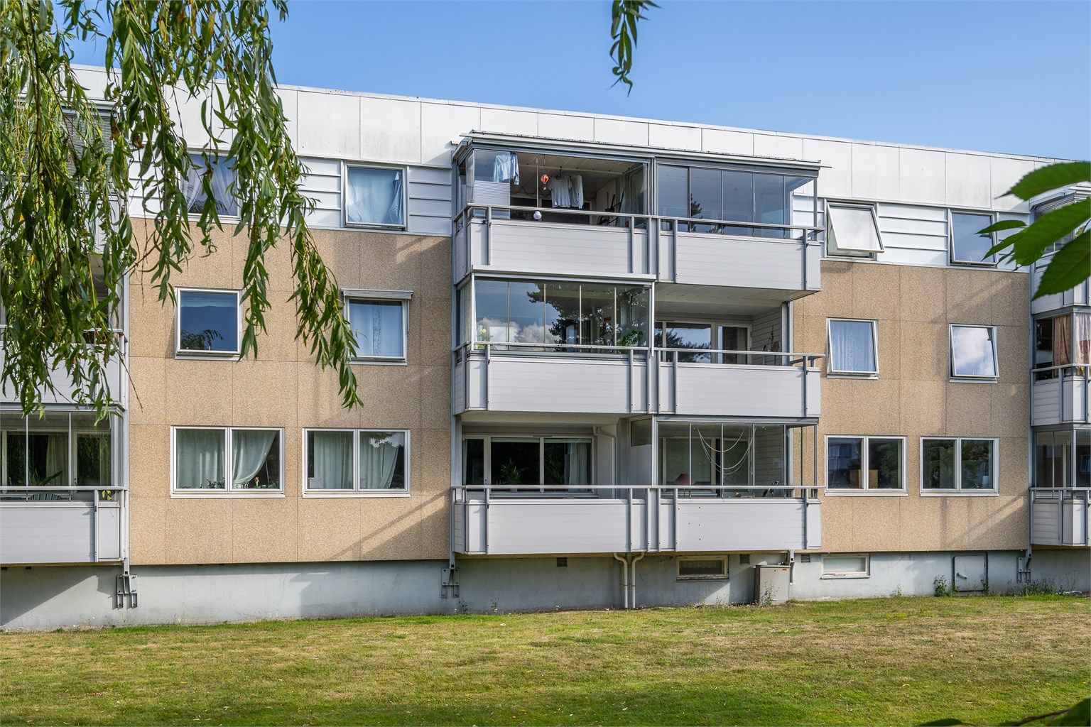  Området byr på grønne plenarealer, beplantede busker og trær som skaper en lun og trivelig atmosfære. 
