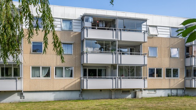 Området byr på grønne plenarealer, beplantede busker og trær som skaper en lun og trivelig atmosfære.