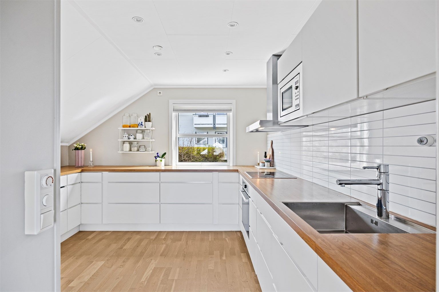 Downlights i himlingen gir god arbeidsbelysning på kjøkkenet.