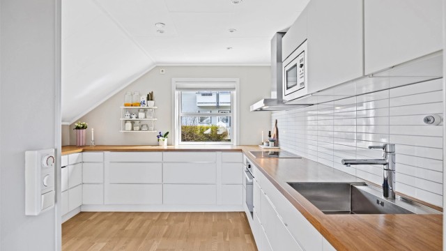 Downlights i himlingen gir god arbeidsbelysning på kjøkkenet.