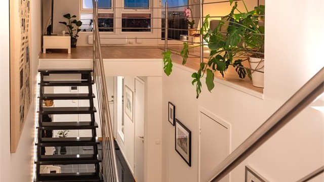 Kveldsstemning i trappeløpet med integrert belysning i trinnene.