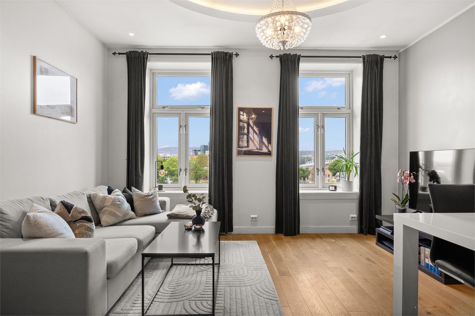 De store, klassiske vinduene slipper inn rikelig med naturlig dagslys, og sammen med en takhøyde på opptil 2,73 meter skapes en herlig romfølelse. 