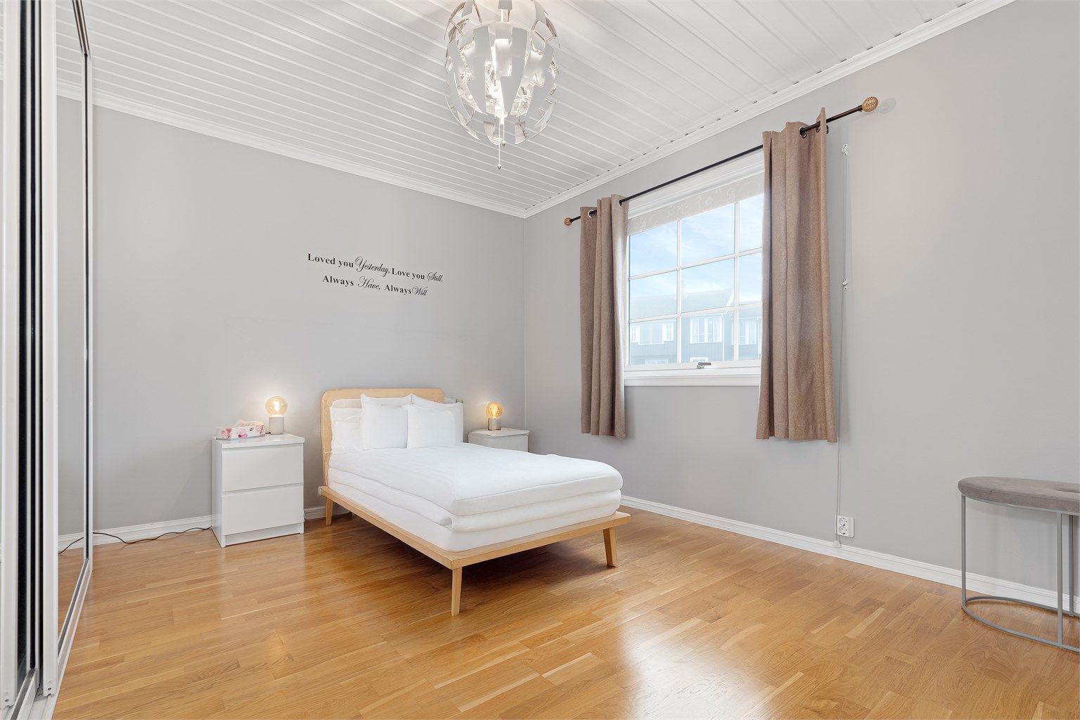 Soverom 1 har stor skyvedørsgarderobe med speilfronter gir rikelig med oppbevaringsplass.