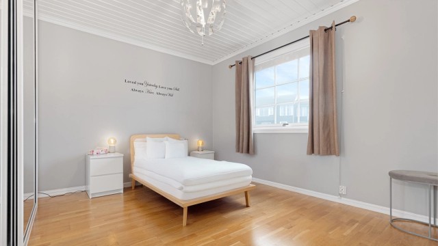 Soverom 1 har stor skyvedørsgarderobe med speilfronter gir rikelig med oppbevaringsplass.