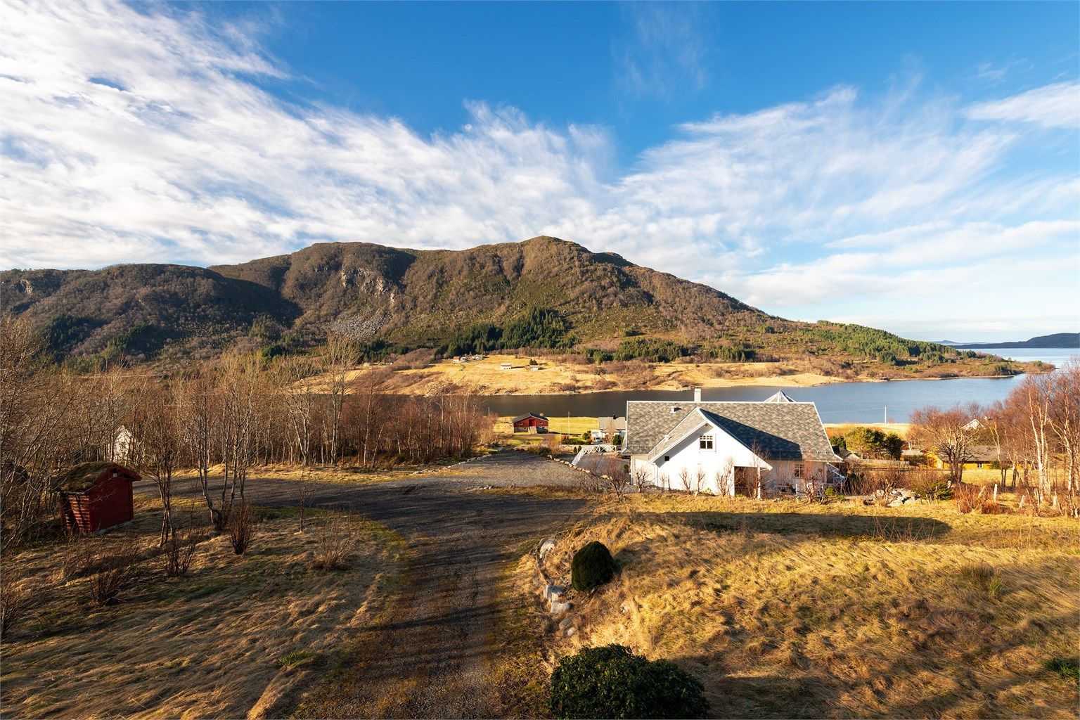 Utsikt fra veranda mot adkomstvei