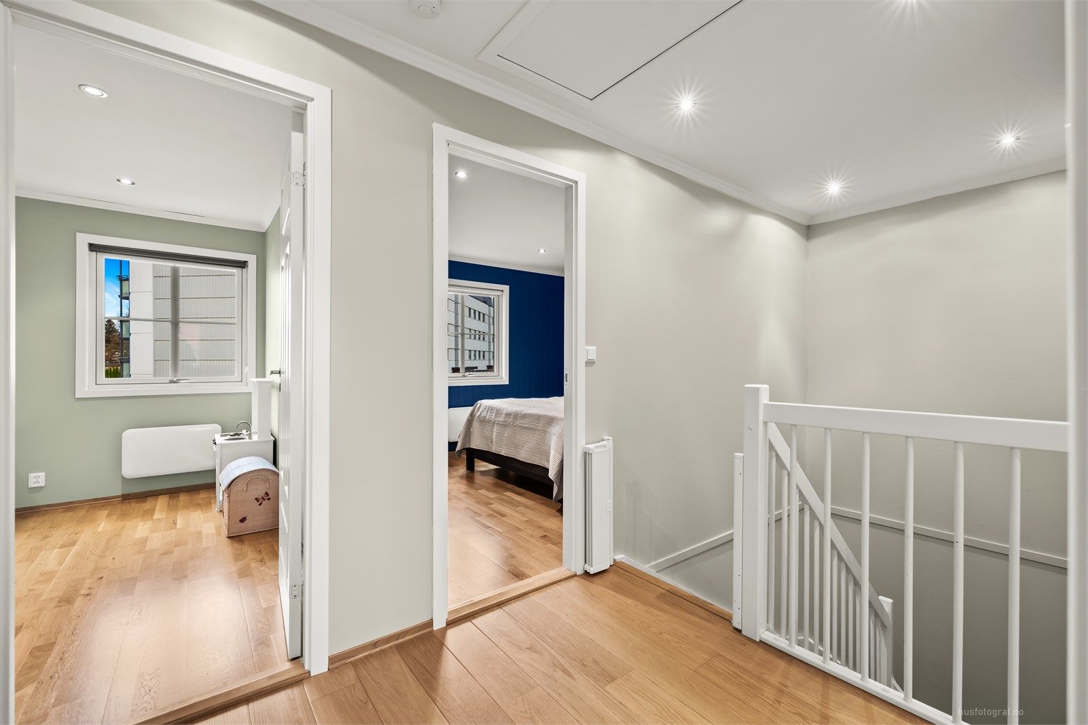 I andre etasje finner du boligens tre soverom, et bad og en bod.