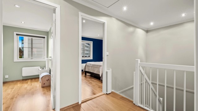 I andre etasje finner du boligens tre soverom, et bad og en bod.