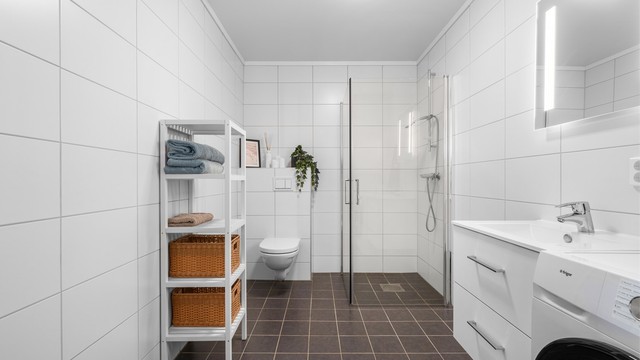 Helfliset bad med varmekabler i gulv og opplegg for vaskemaskin
