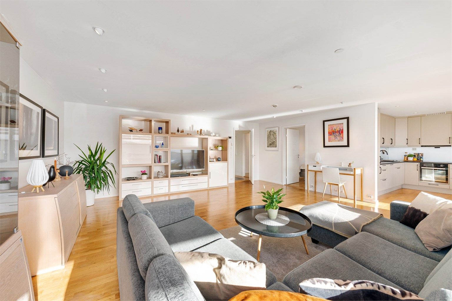 Fra sofakroken på stuen mot kjøkken og gang