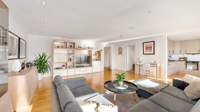 Fra sofakroken på stuen mot kjøkken og gang