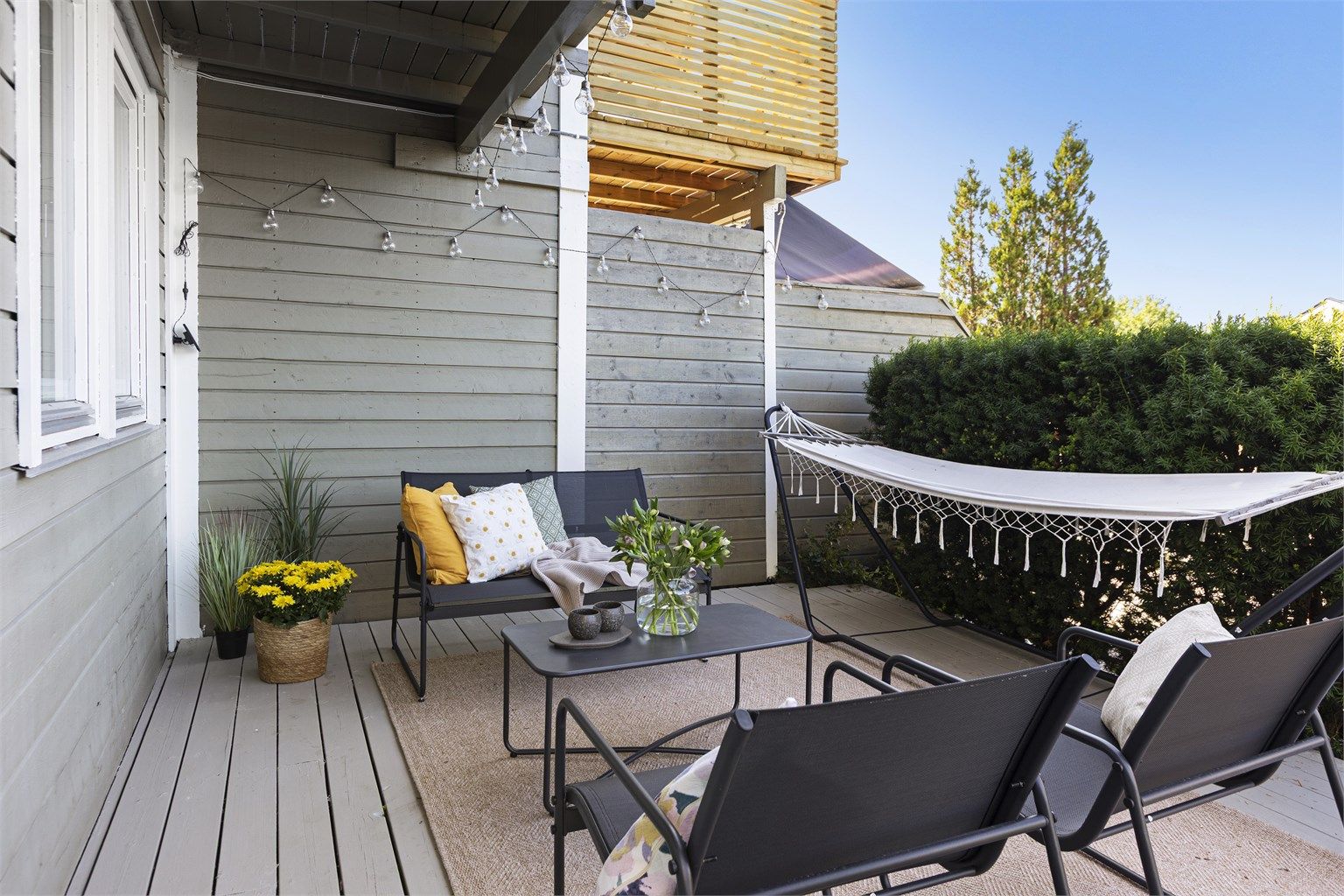 Boligen har totalt 46 m² med terrasse- og balkongareal, inkludert denne sydvestvendte uteplassen.

