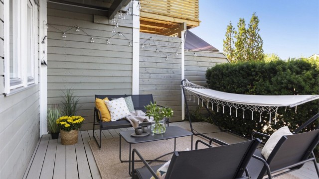 Boligen har totalt 46 m² med terrasse- og balkongareal, inkludert denne sydvestvendte uteplassen.