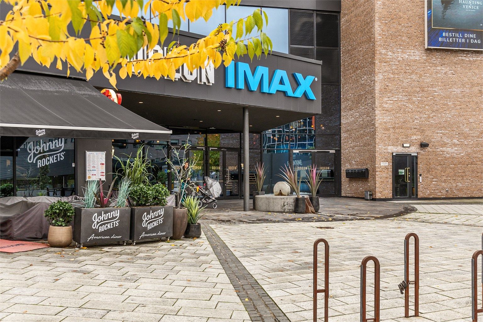 Et variert utvalg av spisesteder og servicetilbud finnes i umiddelbar nærhet.