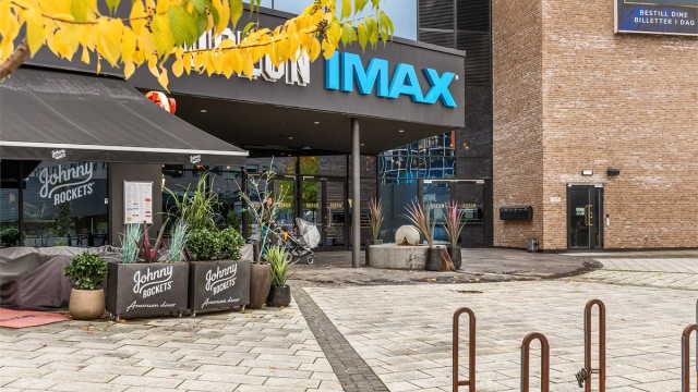 Et variert utvalg av spisesteder og servicetilbud finnes i umiddelbar nærhet.