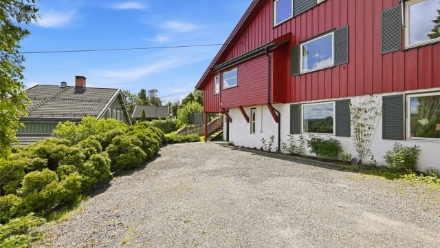 Romslig gårdsplass med fine parkeringsmuligheter