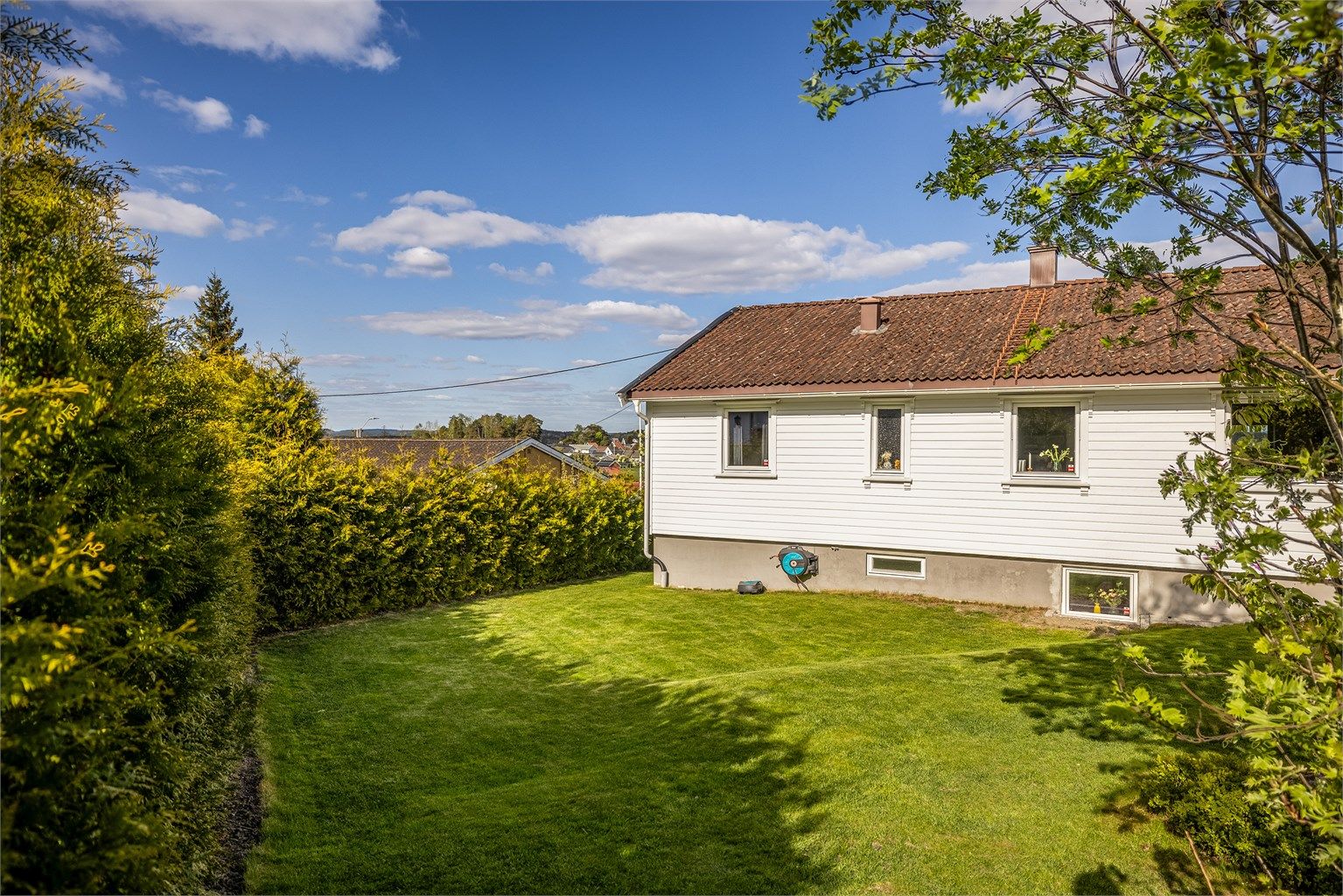 Utearealene er vesentlig påkostet i senere år. Ny gressplen ble anlagt og hekk plantet i 2021. 