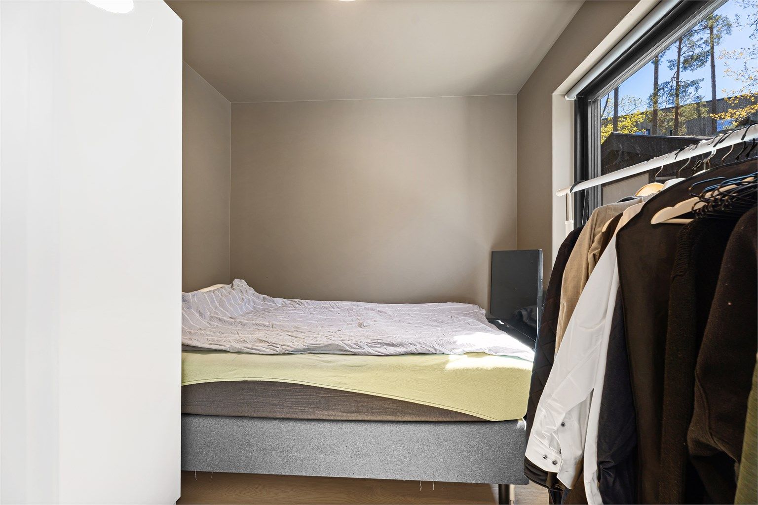 Soverom i hybel med plass til dobbeltseng og garderobe
