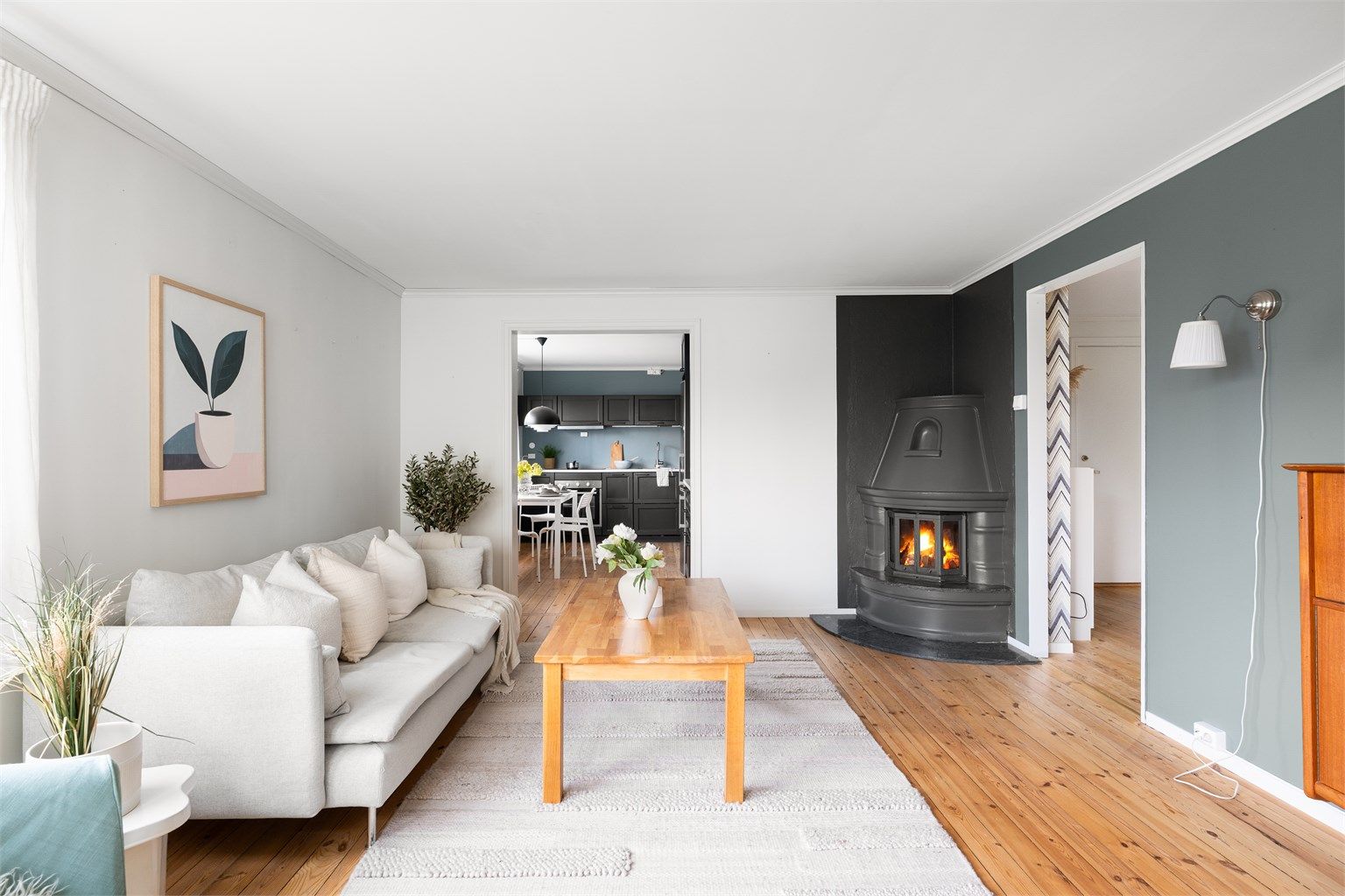 Leiligheten har fine detaljer som originalt tregulv og peis. 