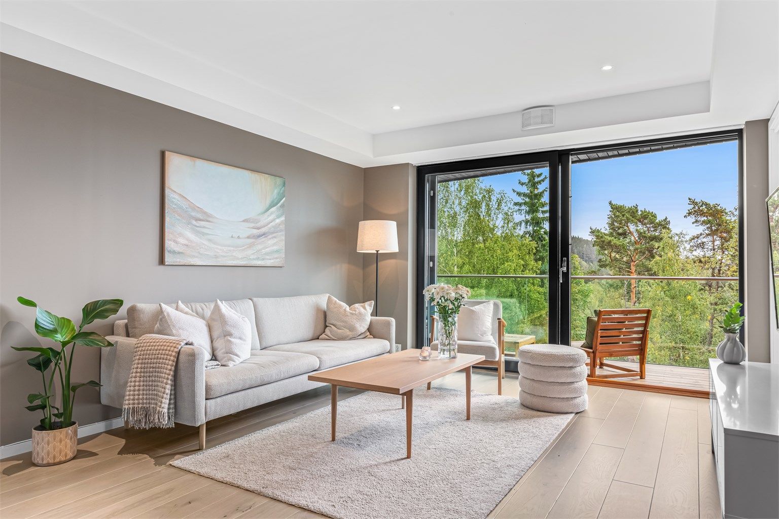 Stue - lys og innbydende stue med praktisk planløsning som gjør det enkelt å møblere