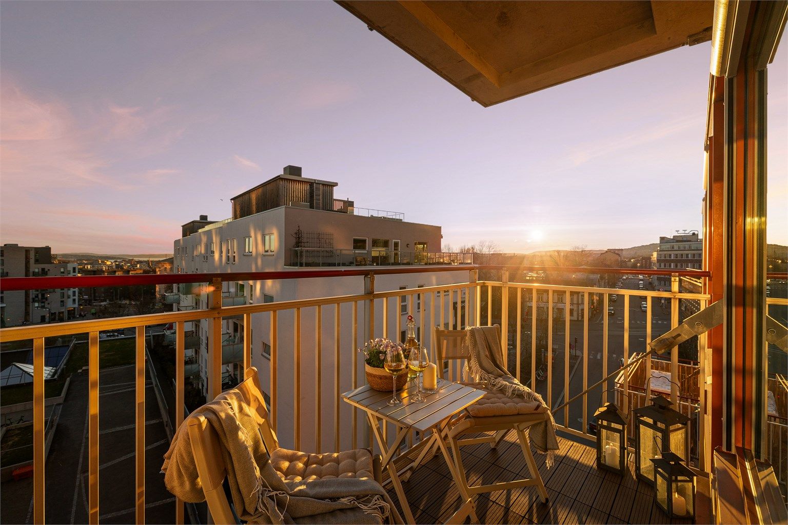 Balkongen er en fin uteplass gjennom hele dagen.