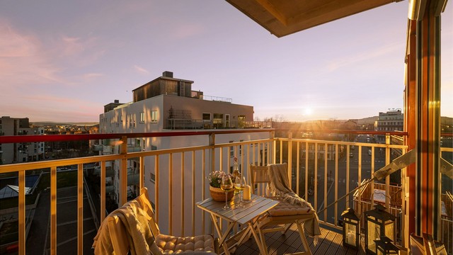 Balkongen er en fin uteplass gjennom hele dagen.