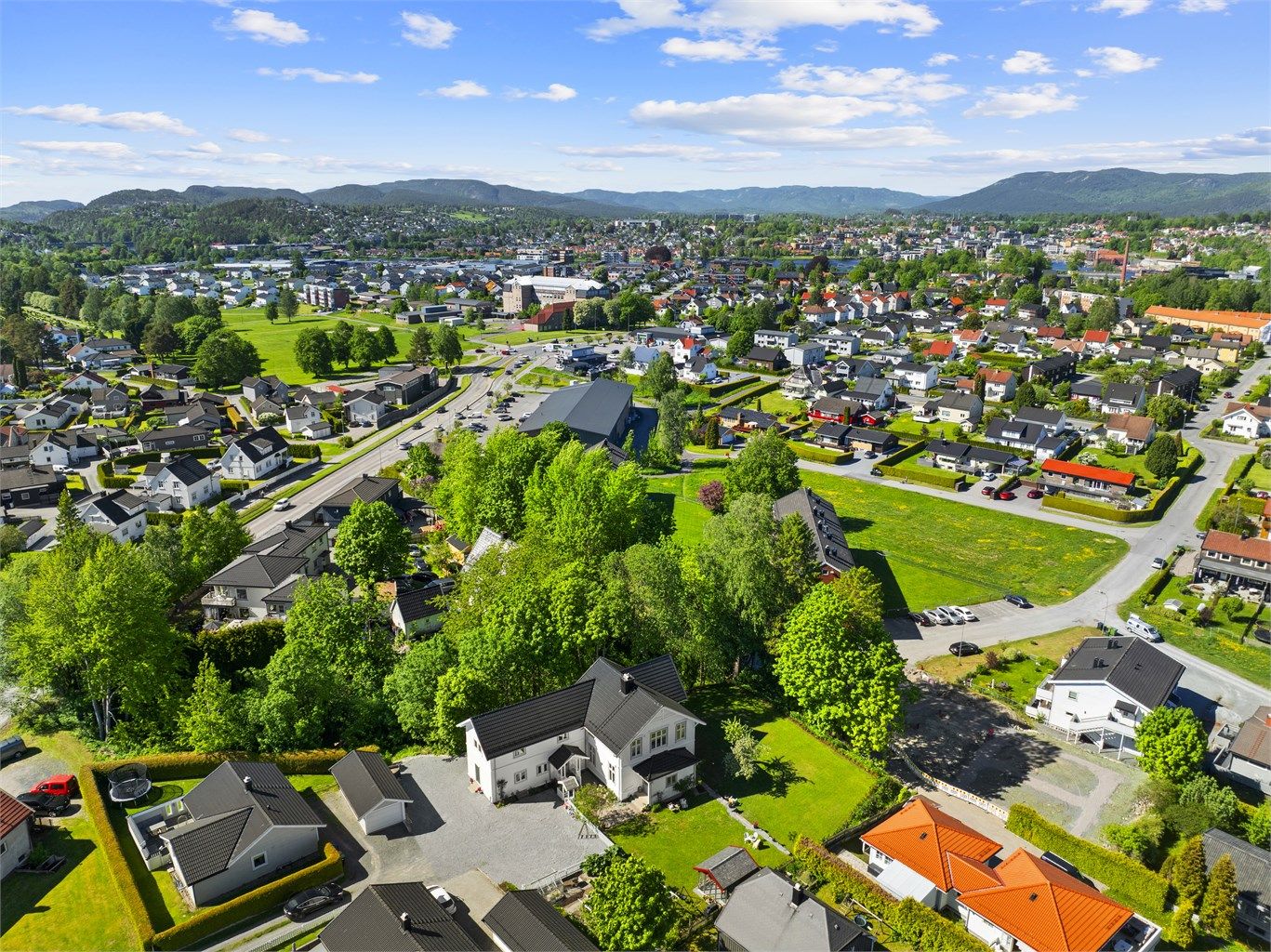 Oversiktsbilde over tomten og hagen viser også nærhet til Skien med alle byens fasiliteter.
