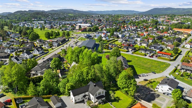 Oversiktsbilde over tomten og hagen viser også nærhet til Skien med alle byens fasiliteter.