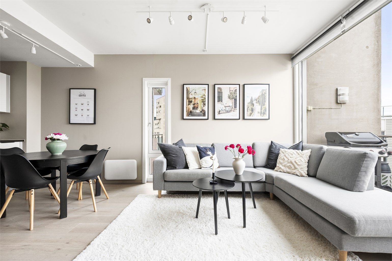 Som hjørneleilighet nyter stuen godt av lysinnslipp fra flere retninger, noe som gir en luftig atmosfære.