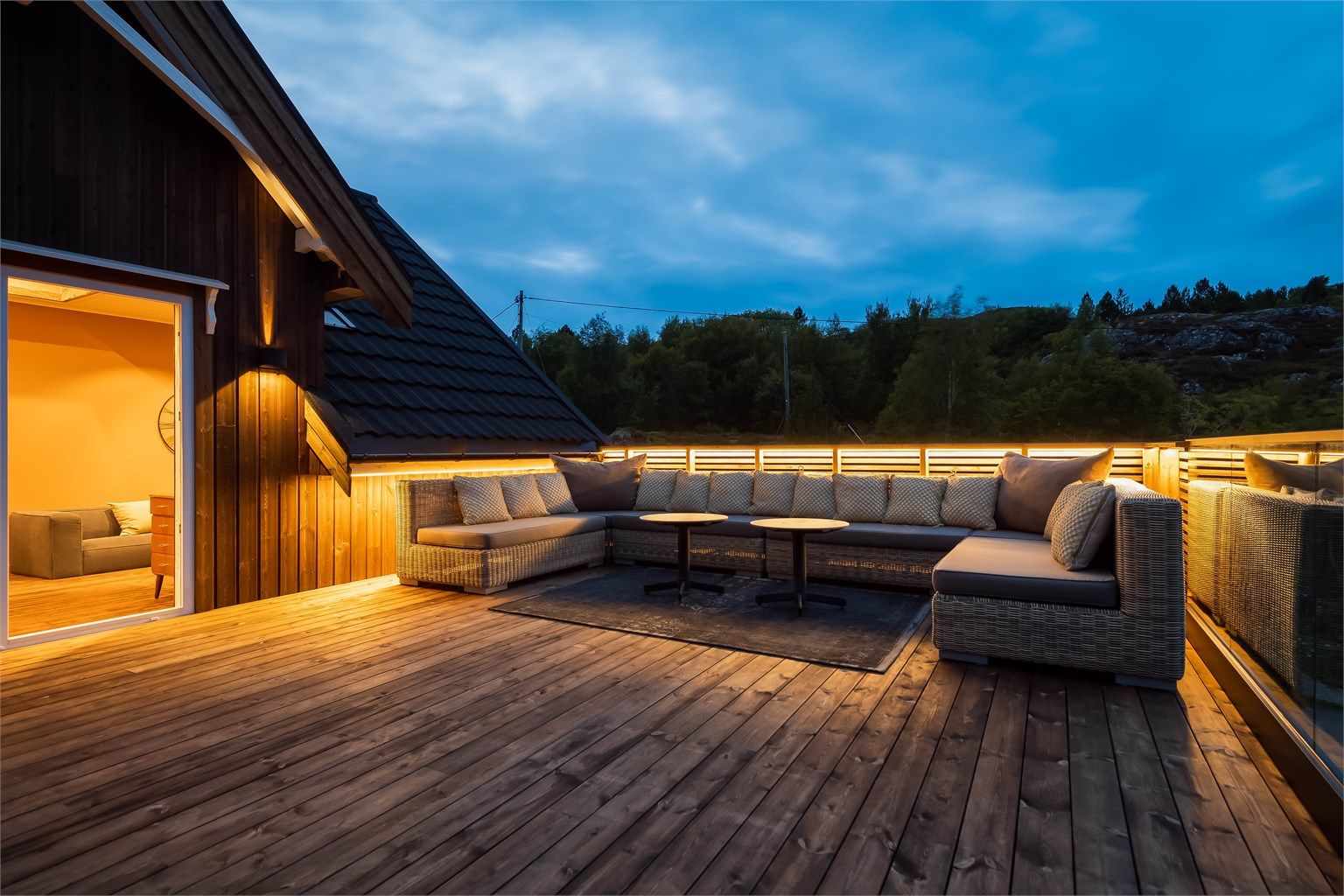 Lekker lyssetting setter stemningen. Her kan du nyte solen store deler av dagen. Eiendommen har en fantastisk usjenert beliggenhet.