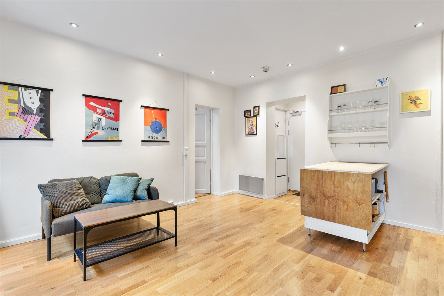 Stuen er lys og innbydende med plass til sofa, salongbord og en TV-seksjon om ønskelig.